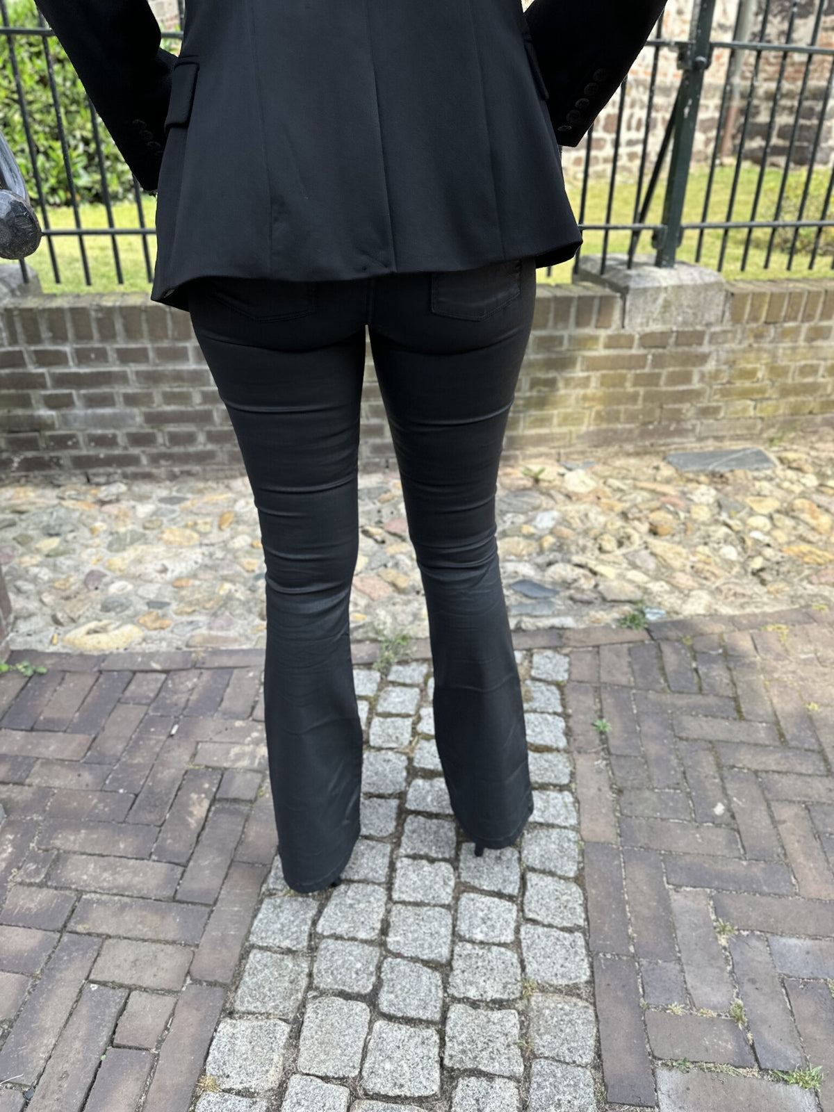 Raval 16 - Montana Tonal - Black