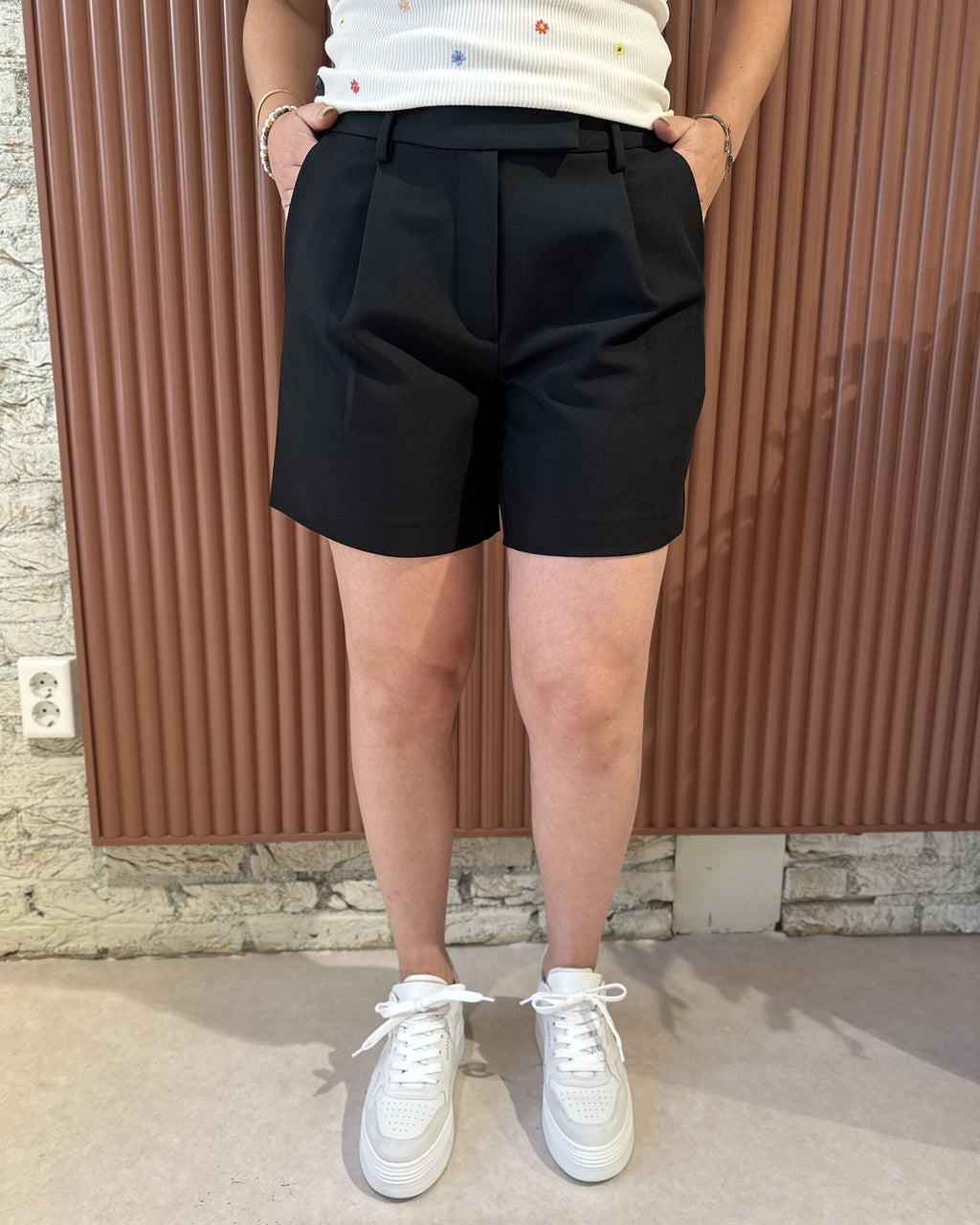 Vola Crop Pleat Shorts | Black