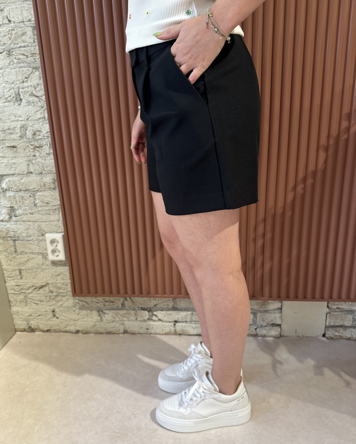 Vola Crop Pleat Shorts | Black