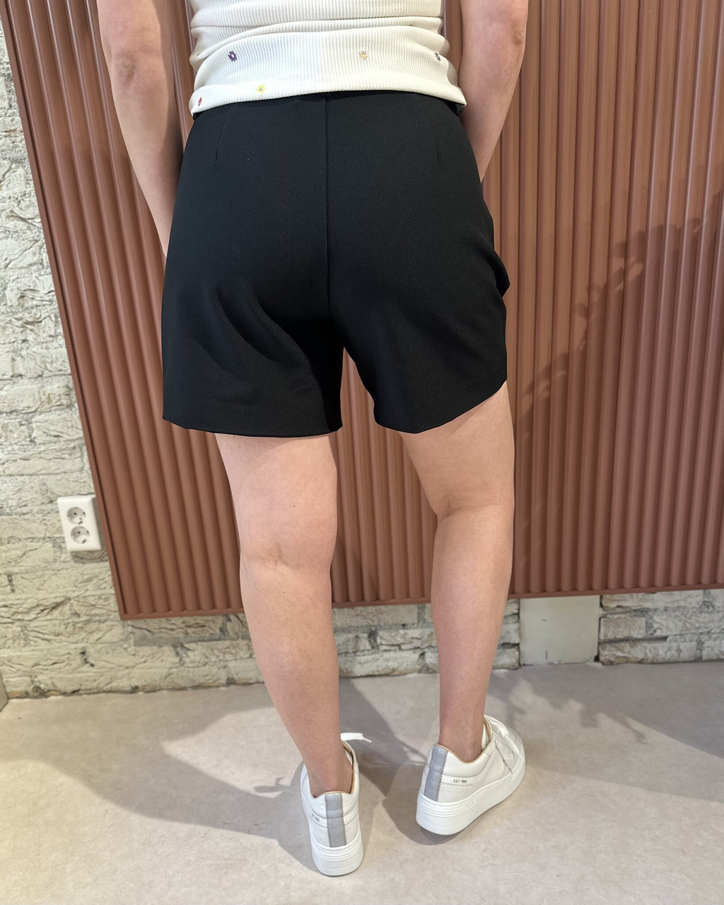 Vola Crop Pleat Shorts | Black