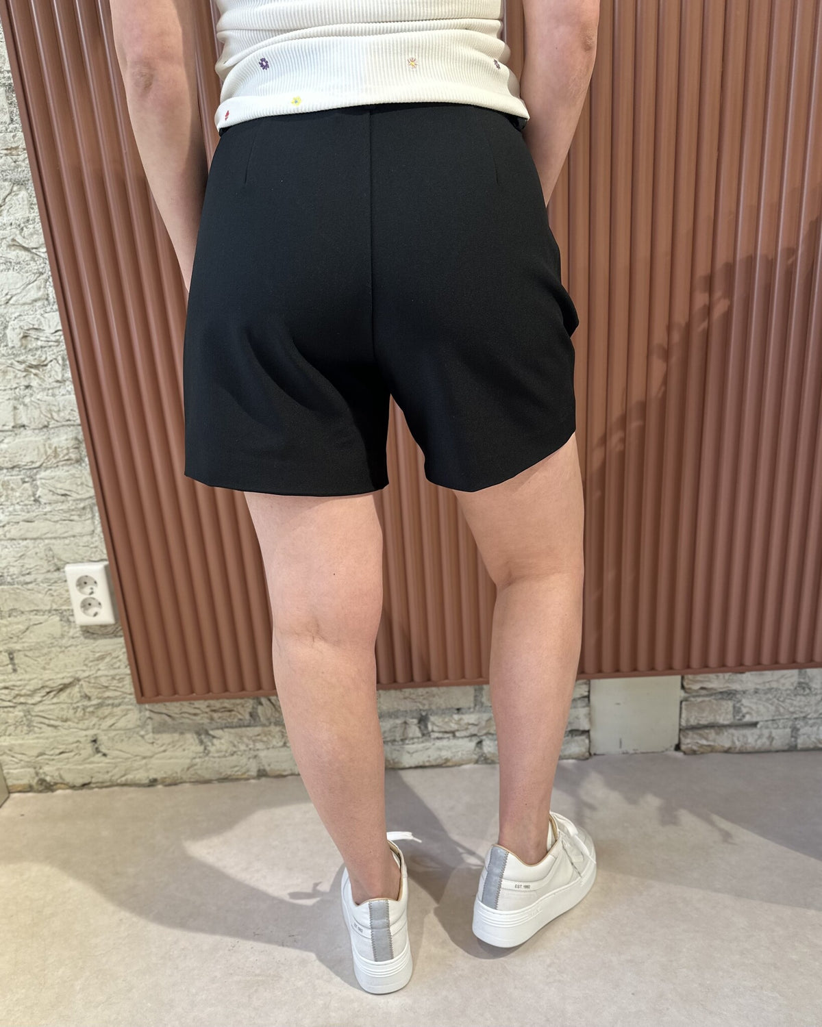 Vola Crop Pleat Shorts | Black
