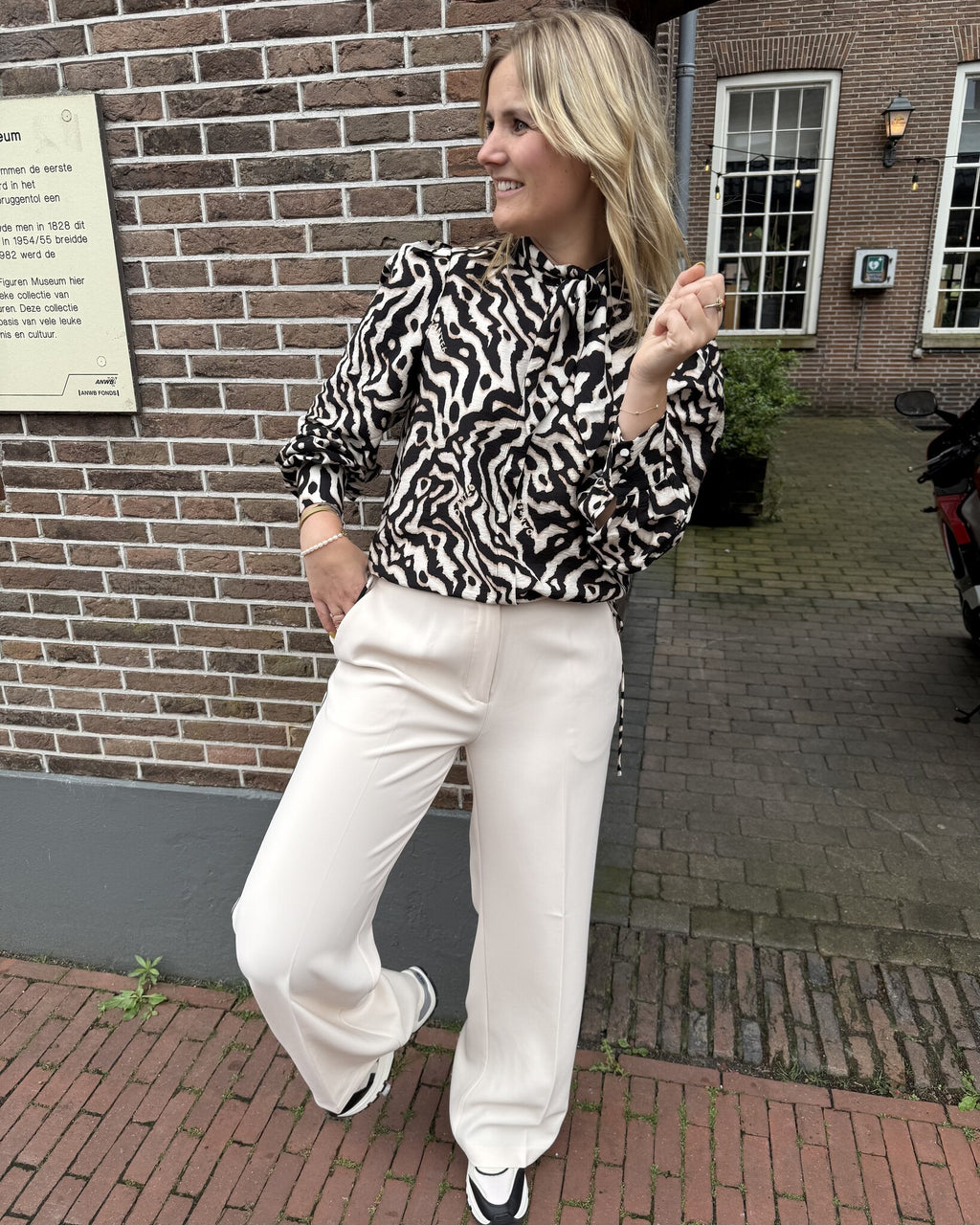 Cheska printed pussy bow blouse | Black/Cream