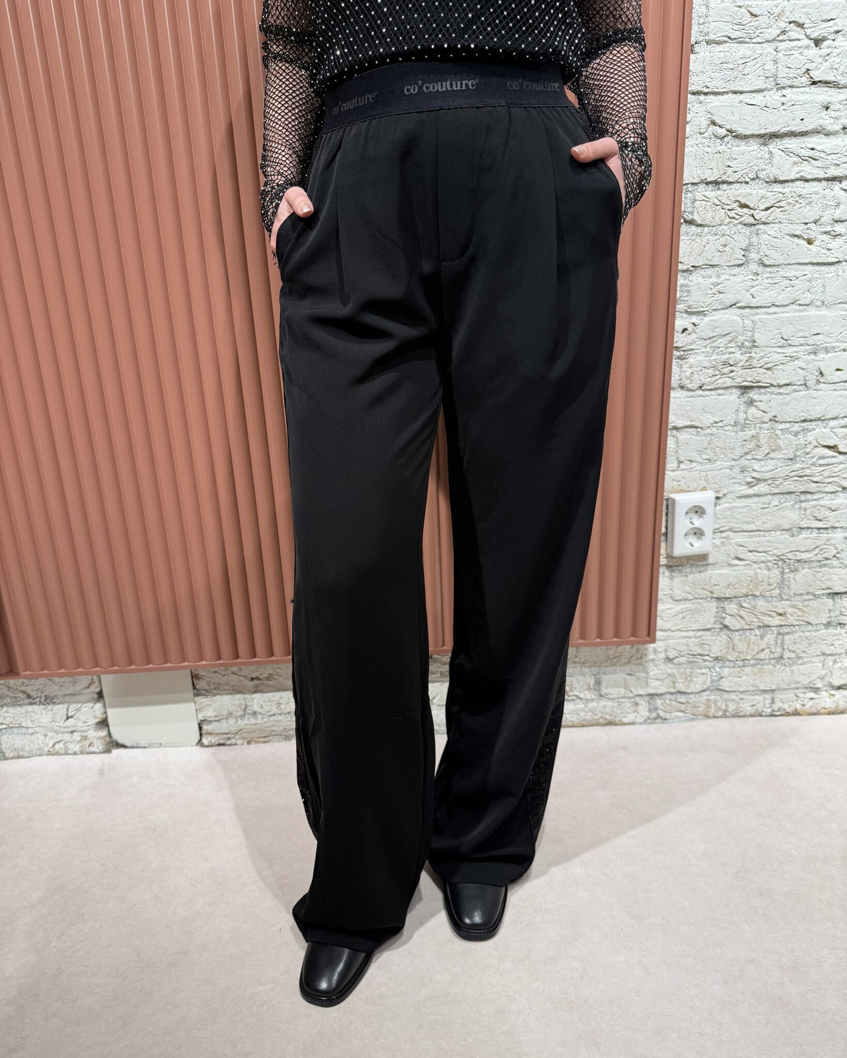 Amina Logo Shimmer LL Pant | Black