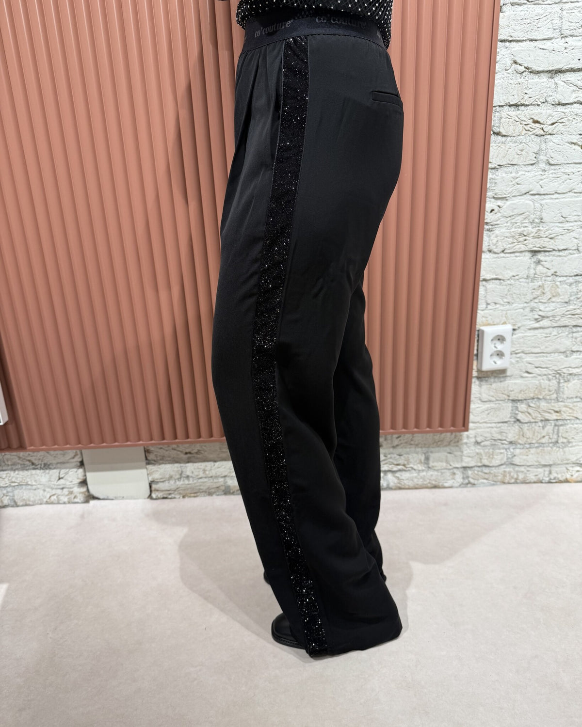 Amina Logo Shimmer LL Pant | Black