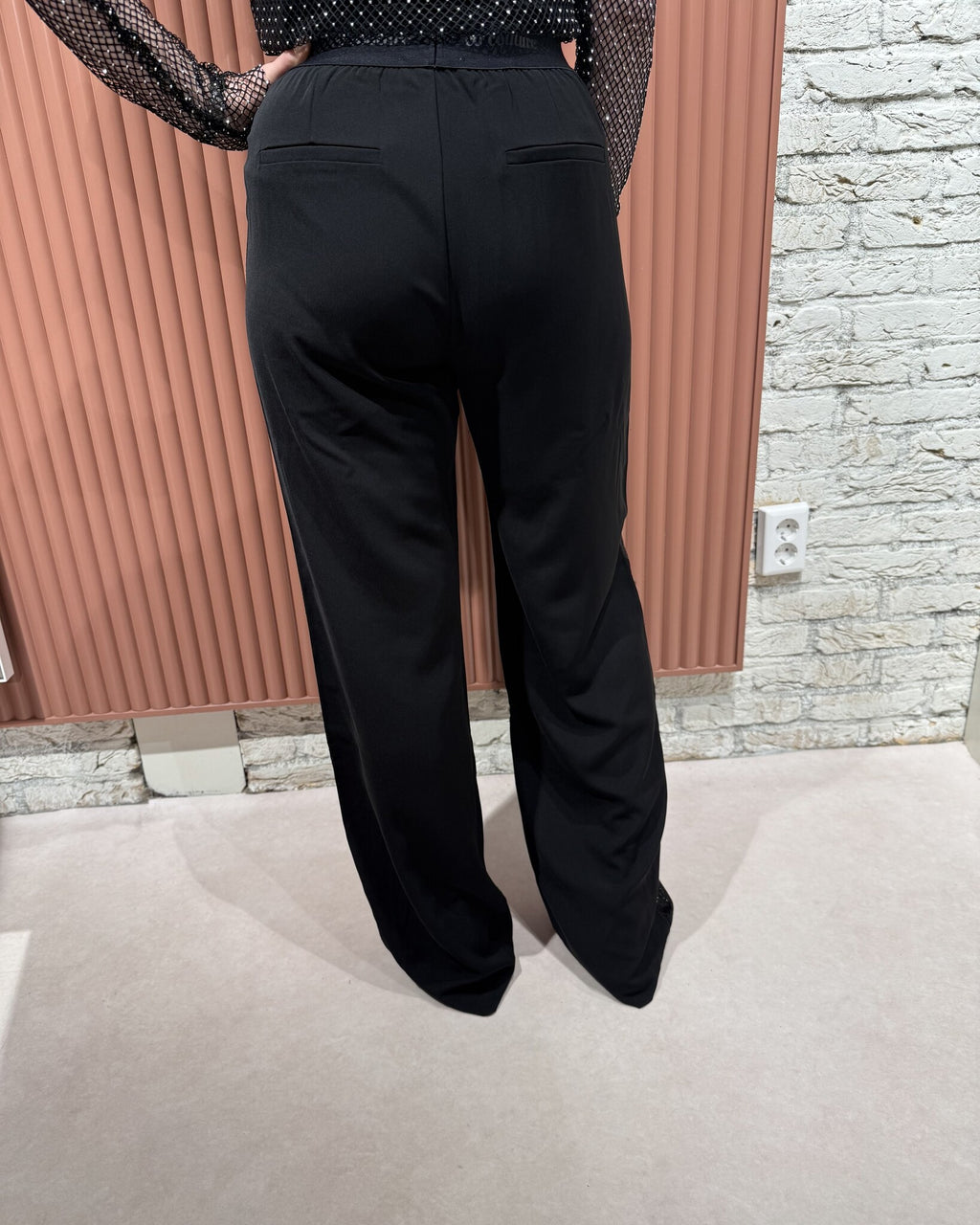 Amina Logo Shimmer LL Pant | Black