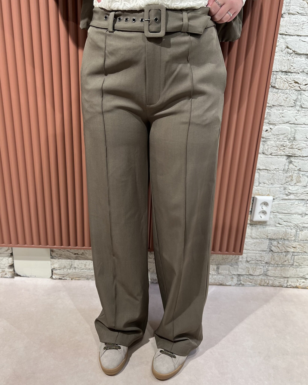 Luna Belt Crease Pant | Walnut
