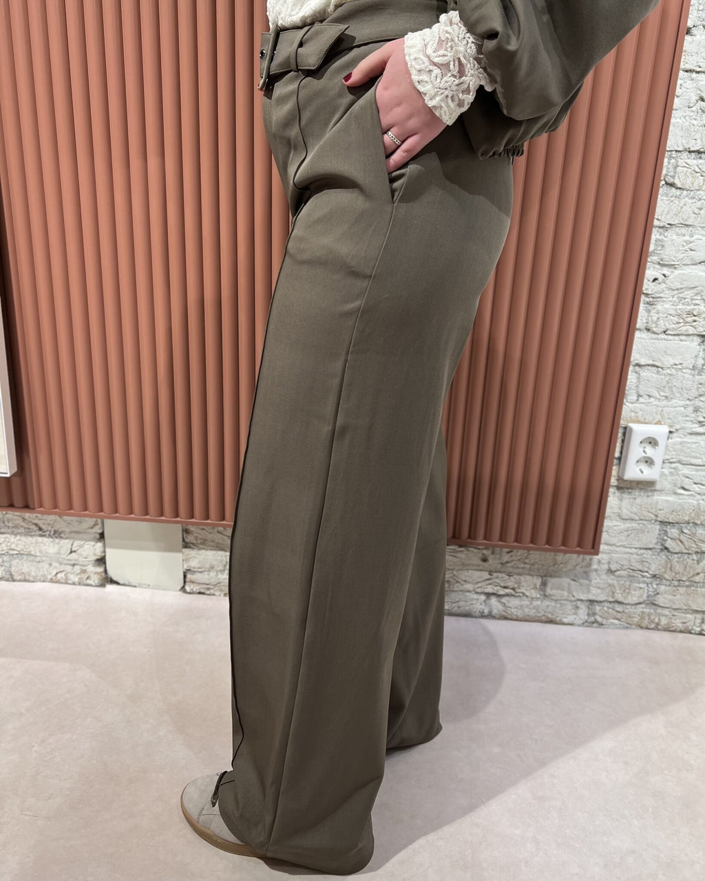 Luna Belt Crease Pant | Walnut