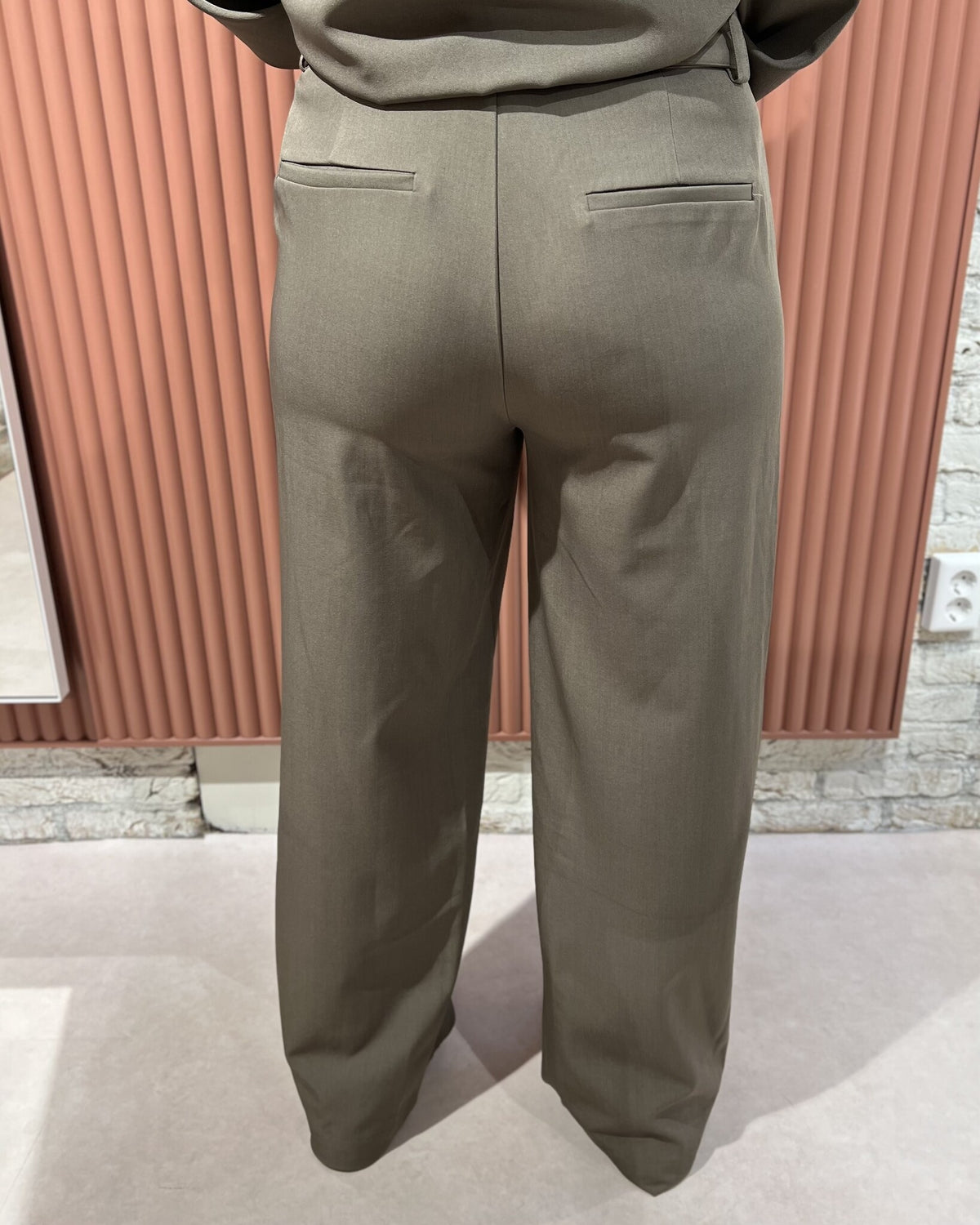 Luna Belt Crease Pant | Walnut